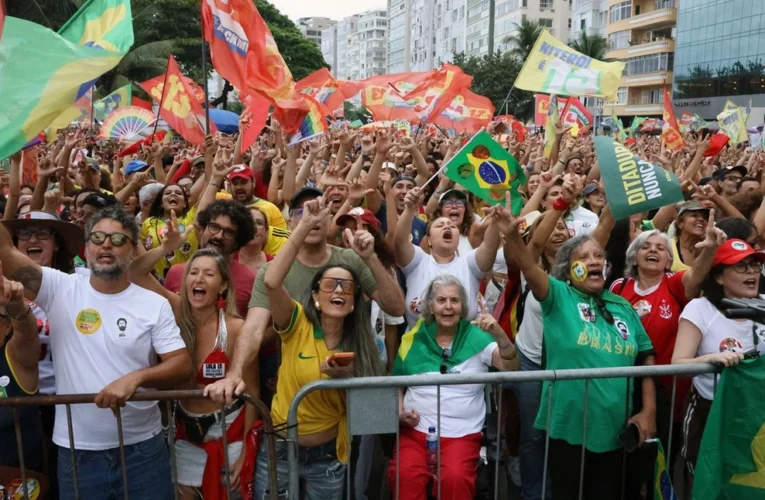 Milhares se reúnem em atos pró-democracia e apoio à reeleição de Lula no Rio e em Brasília