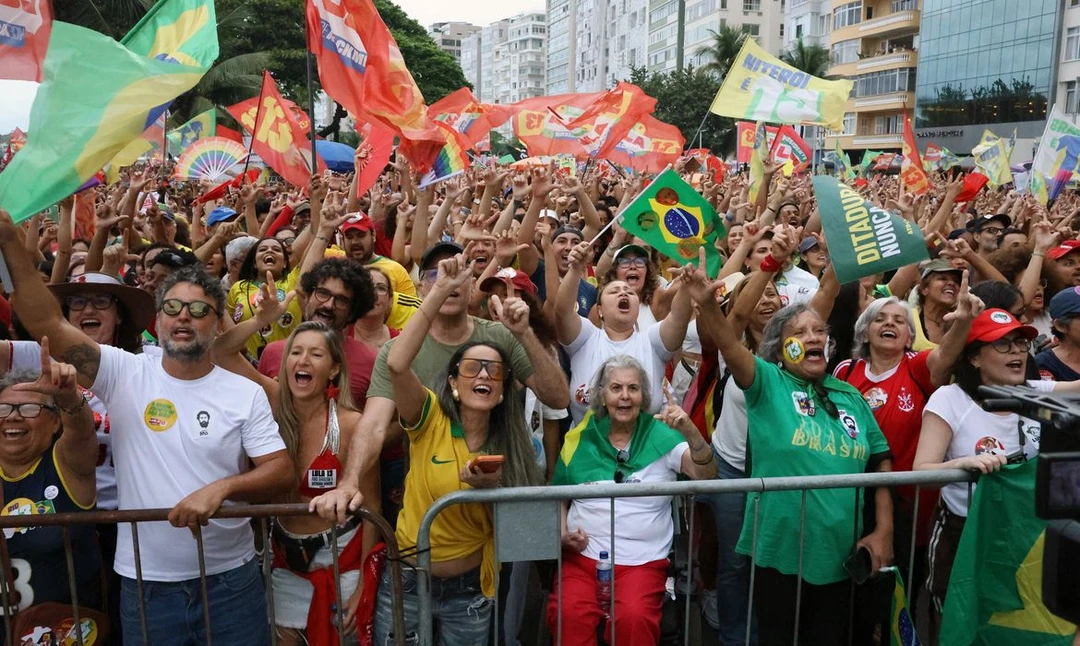 Manifestantes reunidos na Esplanada dos Ministérios em Brasília durante ato de apoio à democracia e à reeleição de Lula