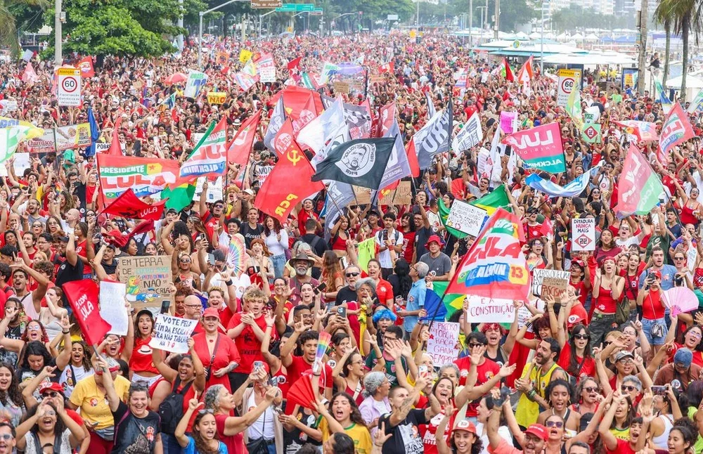 Manifestantes de diferentes idades na praia de Copacabana durante ato de apoio ao presidente Lula