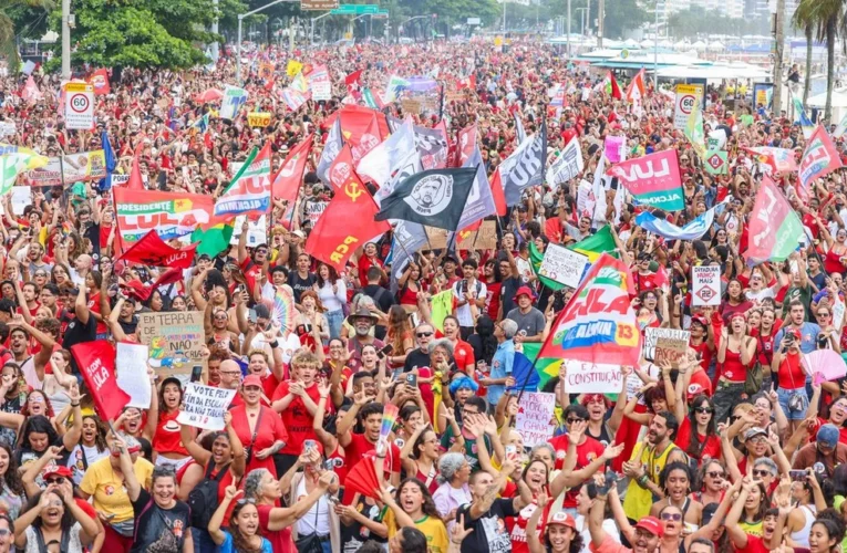 Milhares se reúnem em Copacabana para defender a democracia e apoiar a reeleição de Lula