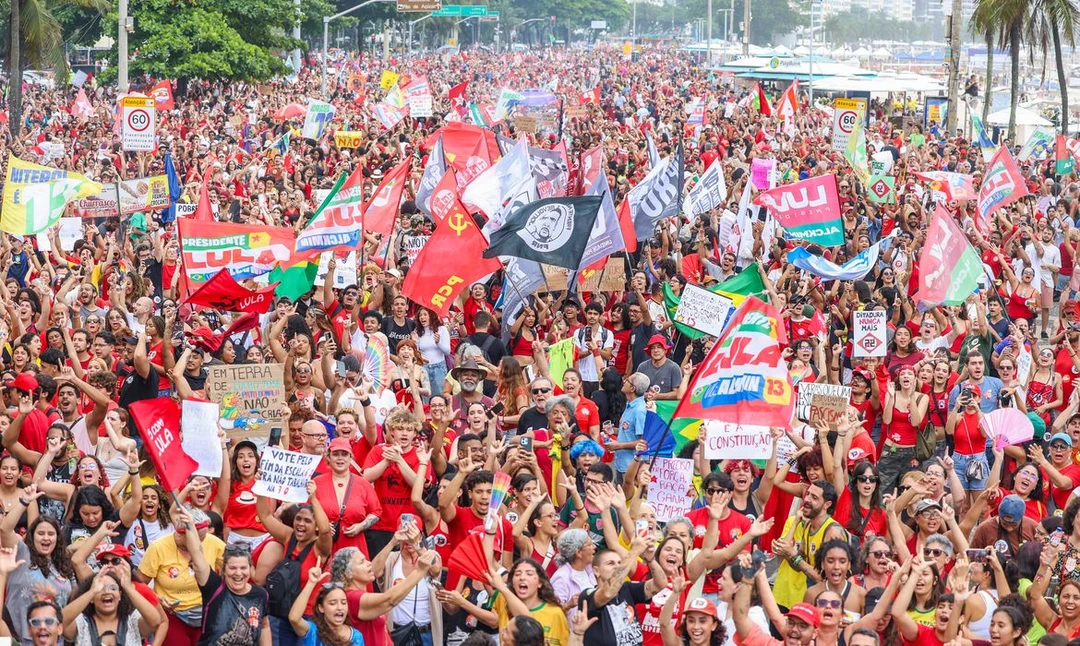 Manifestantes de diferentes idades na praia de Copacabana durante ato de apoio ao presidente Lula