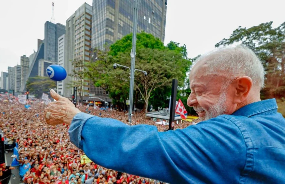Luiz Inácio Lula da Silva discursando durante a manifestação pela reeleição na Avenida Paulista, São Paulo