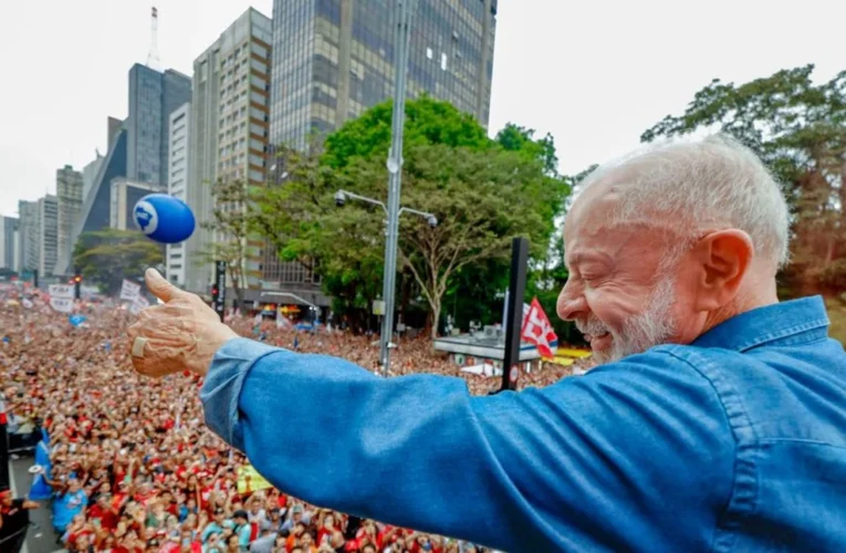 Milhares se reúnem na Avenida Paulista em apoio à reeleição de Lula