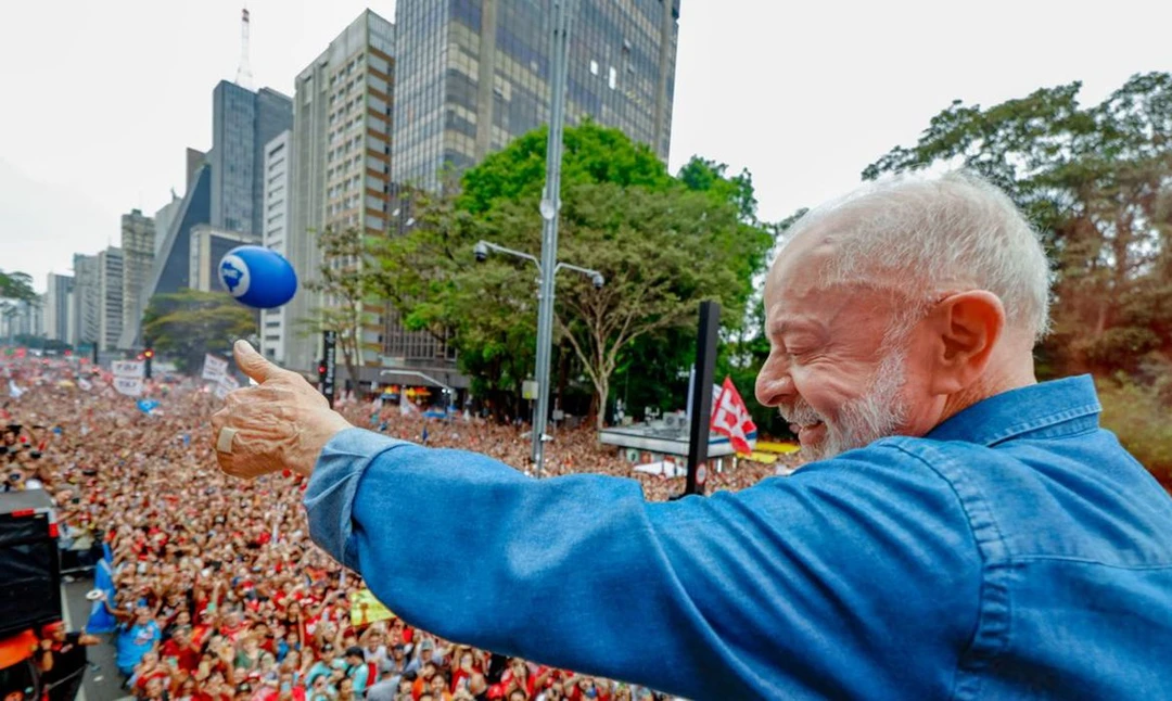 Luiz Inácio Lula da Silva discursando durante a manifestação pela reeleição na Avenida Paulista, São Paulo