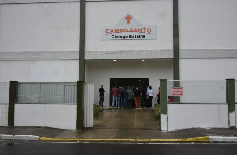Padre Wellington Dahan conduz missa de Finados no Cemitério Municipal de Maricá