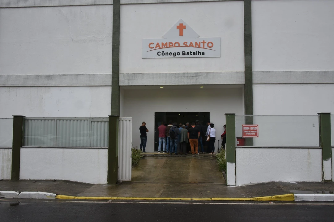 Padre Wellington Dahan conduz missa de Finados no Cemitério Municipal de Maricá