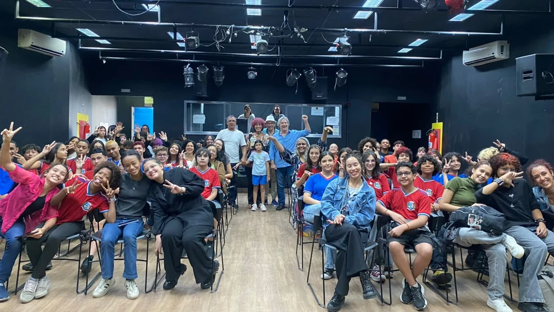 Alunos apresentam peça de cena curta no Centro de Artes e Esportes Unificados (CEU) durante a Mostra Maricá Estudantil de Teatro