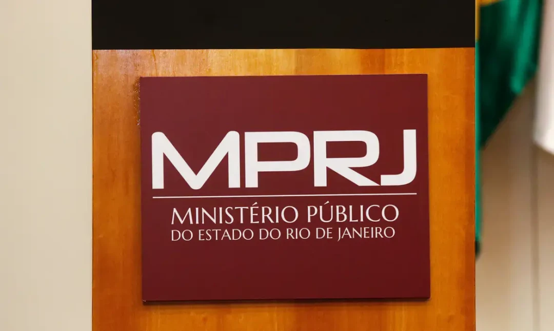 Procurador‑geral Antonio José Campos Moreira e diretora‑presidente do ISP Bárbara Caballero assinam o acordo de cooperação técnica