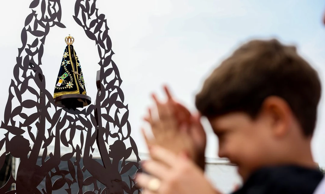 Estátua da imagem de Nossa Senhora Aparecida no Santuário Nacional, São Paulo