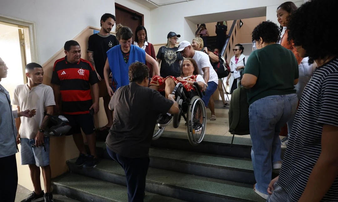 Eleitor cadeirante Alexandre Prudente votando na Igreja Metodista em Vila Isabel