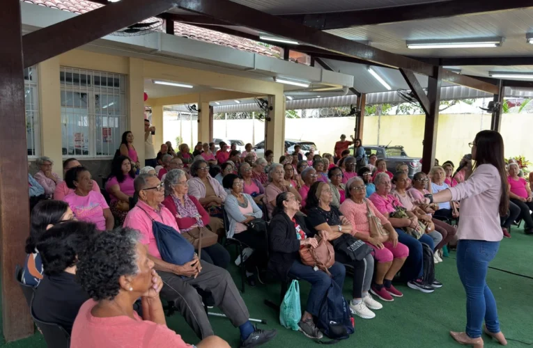 Enfermeira Rebeca Maria ministrando palestra sobre prevenção do câncer de mama na Casa da Terceira Idade do Centro, em Maricá
