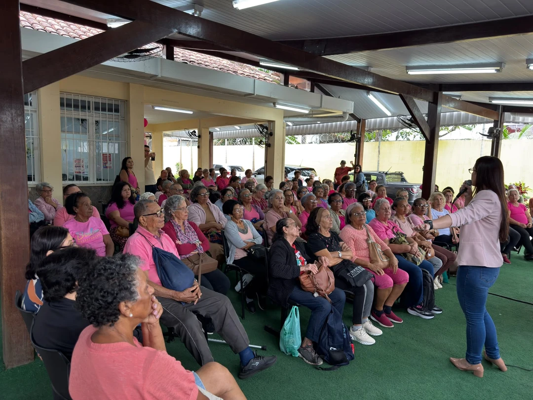 Enfermeira Rebeca Maria ministrando palestra sobre prevenção do câncer de mama na Casa da Terceira Idade do Centro, em Maricá