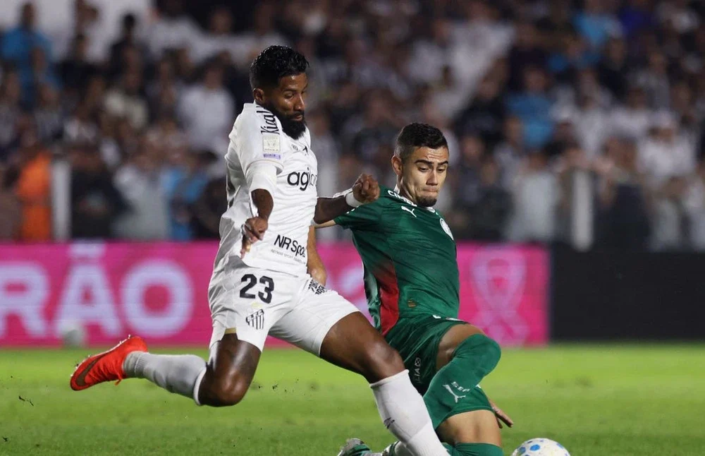 Jogadores do Palmeiras e do Santos disputando a bola durante o clássico da Saudade na Vila Belmiro