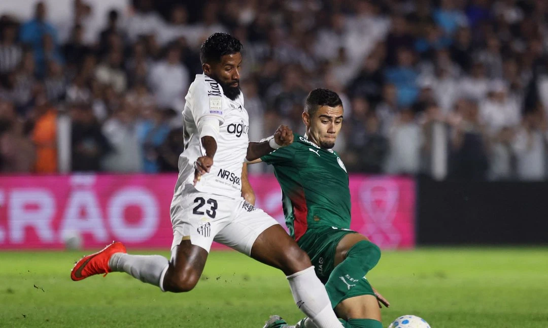 Jogadores do Palmeiras e do Santos disputando a bola durante o clássico da Saudade na Vila Belmiro