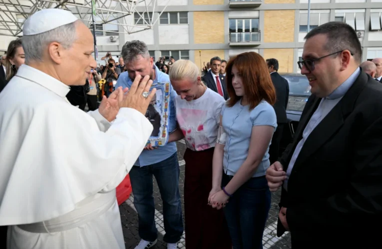 Papa Leão XIV recebe alta e volta ao Vaticano após cirurgia pulmonar
