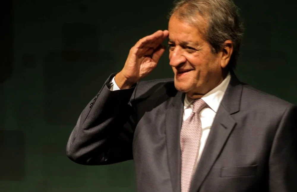 Valdemar Costa Neto, presidente do Partido Liberal, assinando nota reconhecendo a vitória de Lula