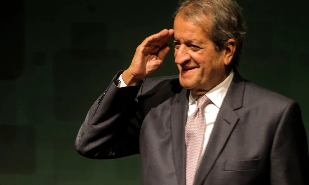 Valdemar Costa Neto, presidente do Partido Liberal, assinando nota reconhecendo a vitória de Lula