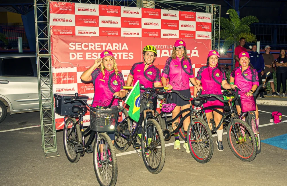 Ciclistas participando da pedalada noturna Bike Night na Praça Orlando de Barros Pimentel, em Maricá