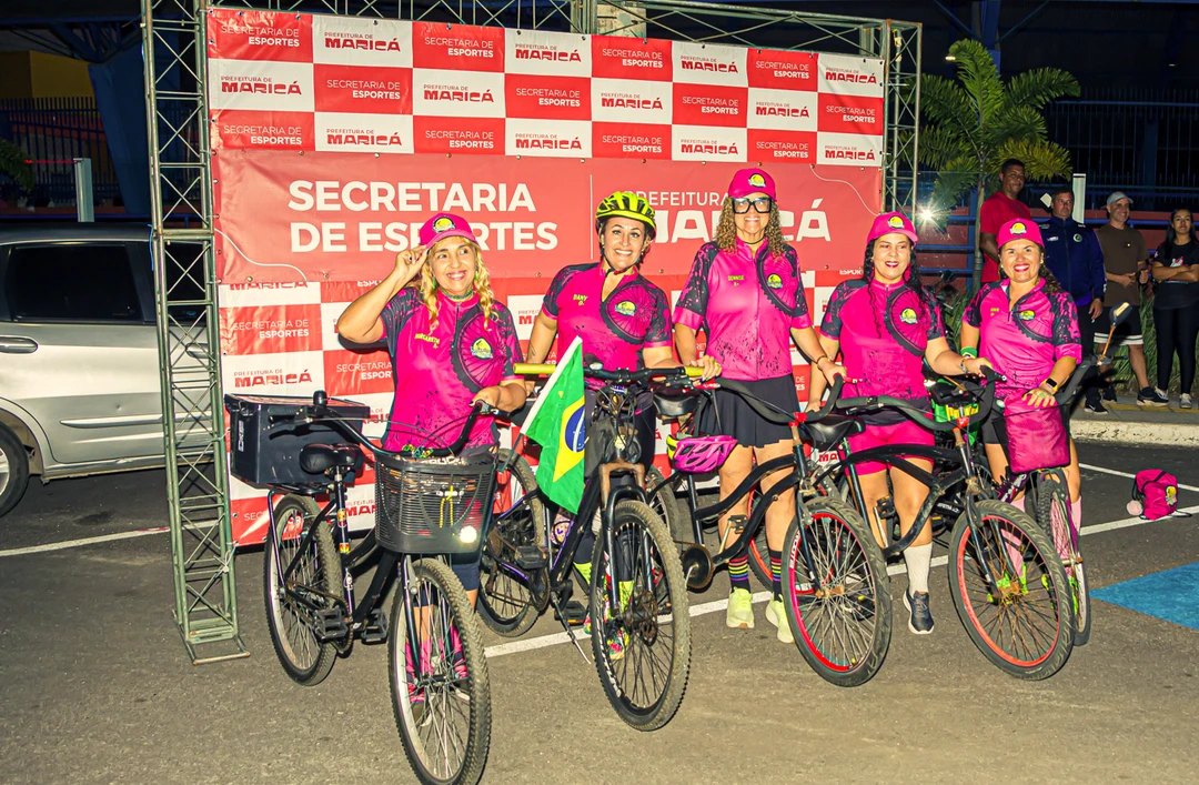 Ciclistas participando da pedalada noturna Bike Night na Praça Orlando de Barros Pimentel, em Maricá