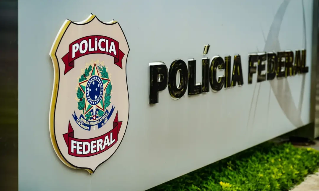 Policial da Polícia Federal apreendendo sacos de dinheiro durante o primeiro turno das eleições de 2026