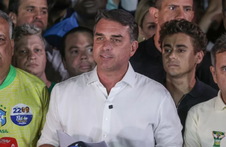 PF retira passaportes do senador Flávio Bolsonaro por descumprir ordem judicial