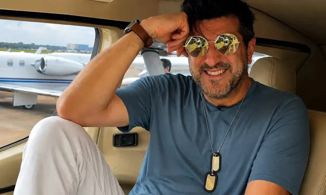 Lito Sousa, piloto e criador de conteúdo de aviação, posando ao lado de uma aeronave