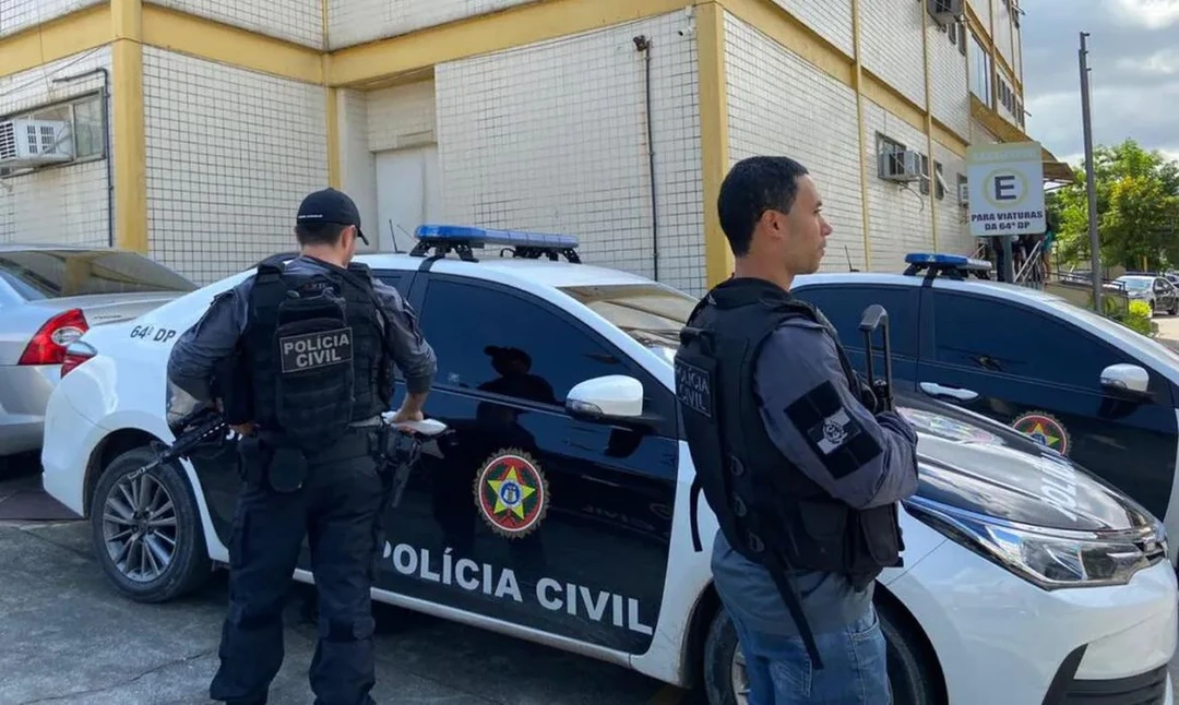 Policiais da Polícia Civil realizando operação contra rede de exploração sexual de adolescentes no Rio de Janeiro
