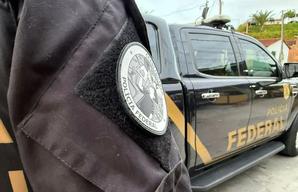 Policiais federais realizando busca e apreensão em imóvel de luxo no Rio de Janeiro durante a Operação Unha e Carne