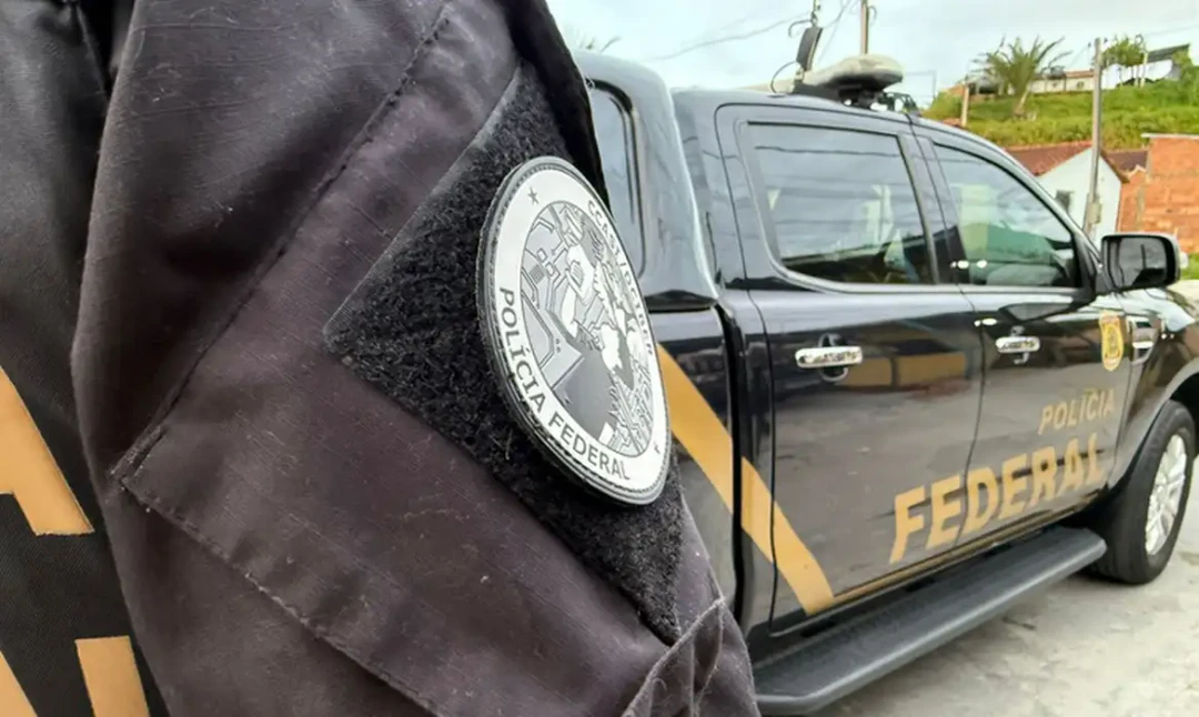 Policiais federais realizando busca e apreensão em imóvel de luxo no Rio de Janeiro durante a Operação Unha e Carne