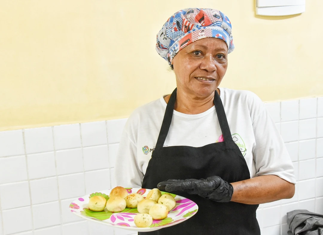 Alunos da Escola Municipal de Idosos de Maricá participam de aula prática de produção de pães durante o curso de empreendedorismo social