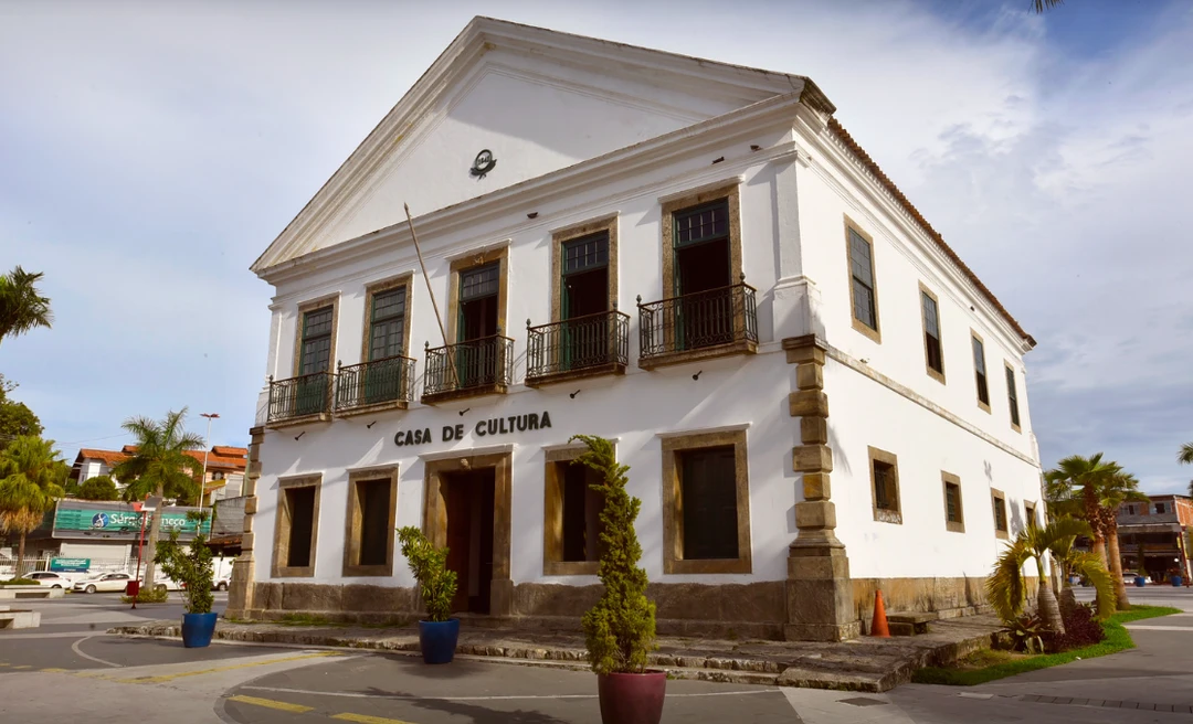 Cartaz de divulgação da programação de Dia das Crianças com atividades na Casa de Cultura e no Museu Casa Darcy Ribeiro, em Maricá