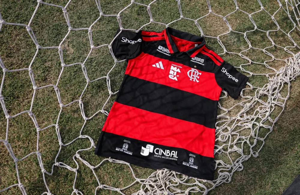 Logotipo do Flamengo ao lado da bandeira de Maricá simbolizando a parceria para o desenvolvimento do futebol feminino