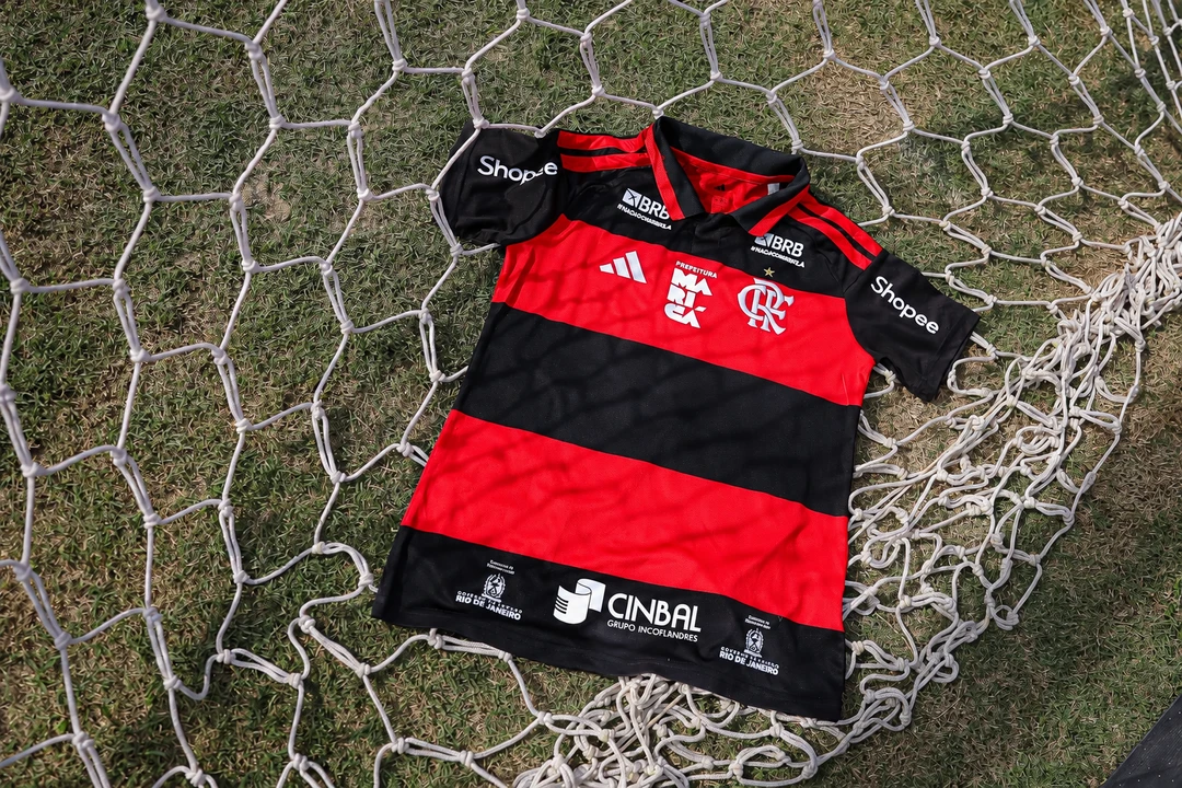 Logotipo do Flamengo ao lado da bandeira de Maricá simbolizando a parceria para o desenvolvimento do futebol feminino