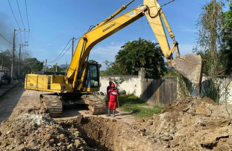 Obra de urbanização com caminhões e equipe da Secretaria de Grandes Obras em Itaipuaçu, Maricá