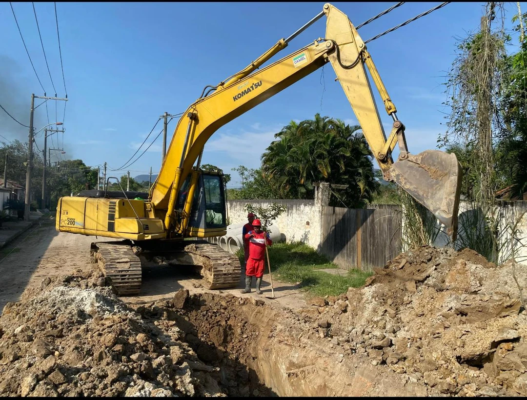 Obra de urbanização com caminhões e equipe da Secretaria de Grandes Obras em Itaipuaçu, Maricá