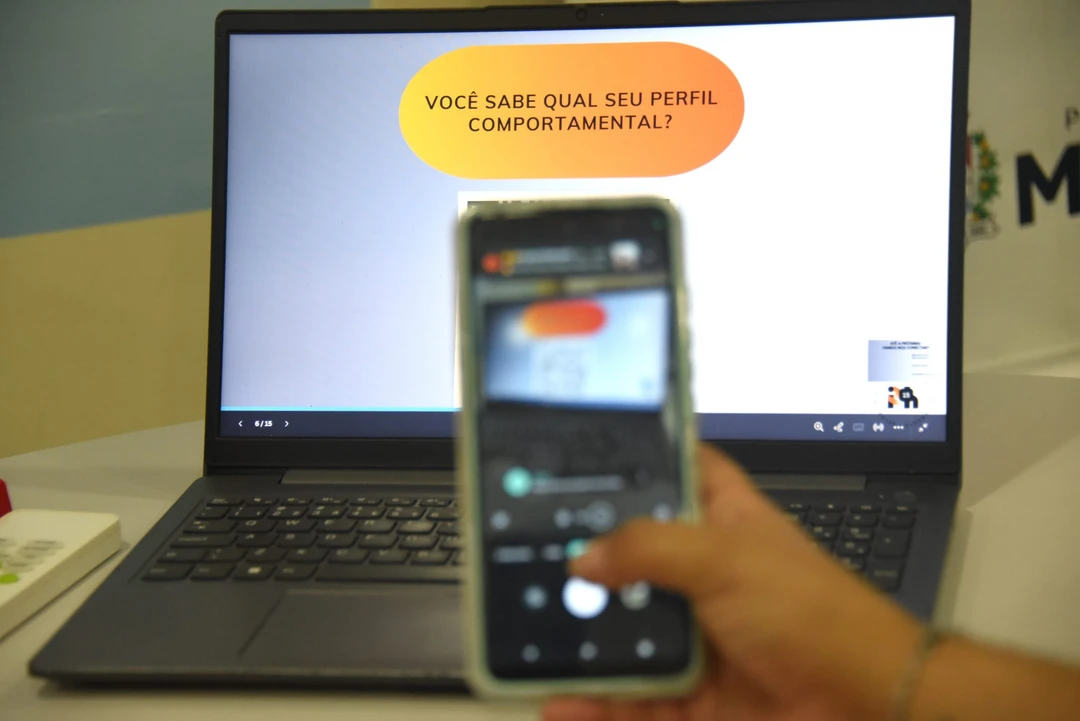 Prefeitura de Maricá realizando o 1º módulo do workshop ‘Instagram: de Rede Social a Trabalho’ com mulheres na sede da Secretaria de Políticas e Defesa dos Direitos das Mulheres
