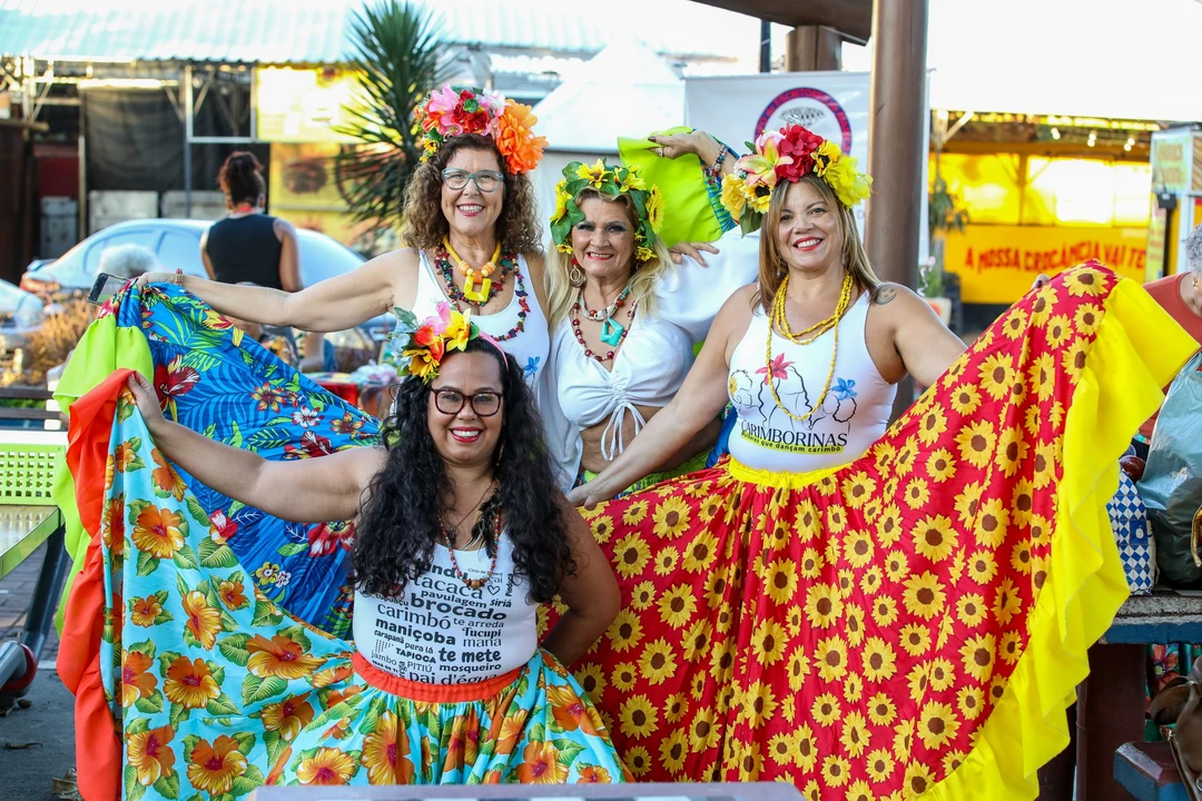 Foto de Elsson Campos mostrando o Gabinete da Cultura Itinerante instalado na Praça do Turismo, em Maricá