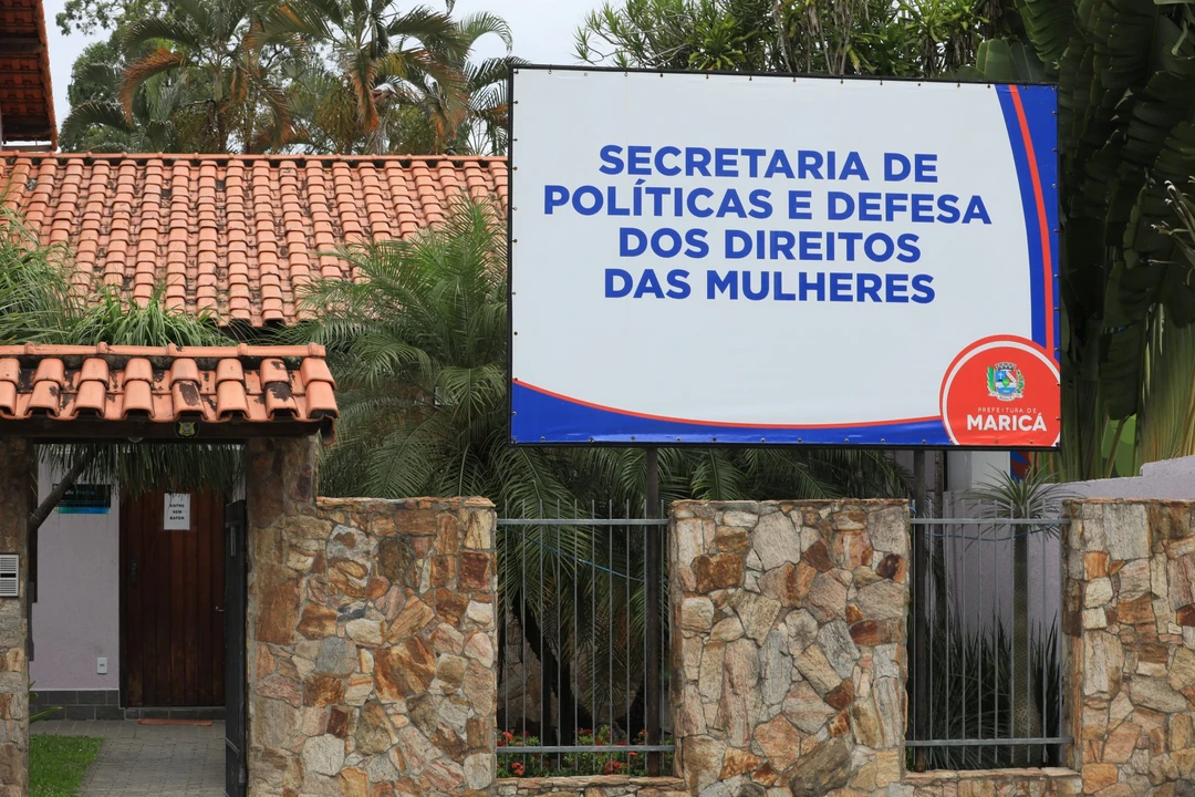 Mulher participante da oficina de feltro da Secretaria da Mulher, em Maricá, confeccionando um porta‑copos artesanal
