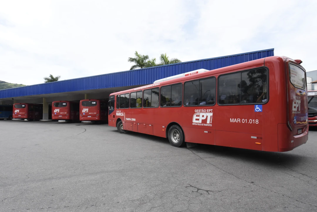 Ônibus da Empresa Pública de Transportes circulando em Maricá durante a operação de tarifa zero para o segundo turno das eleições