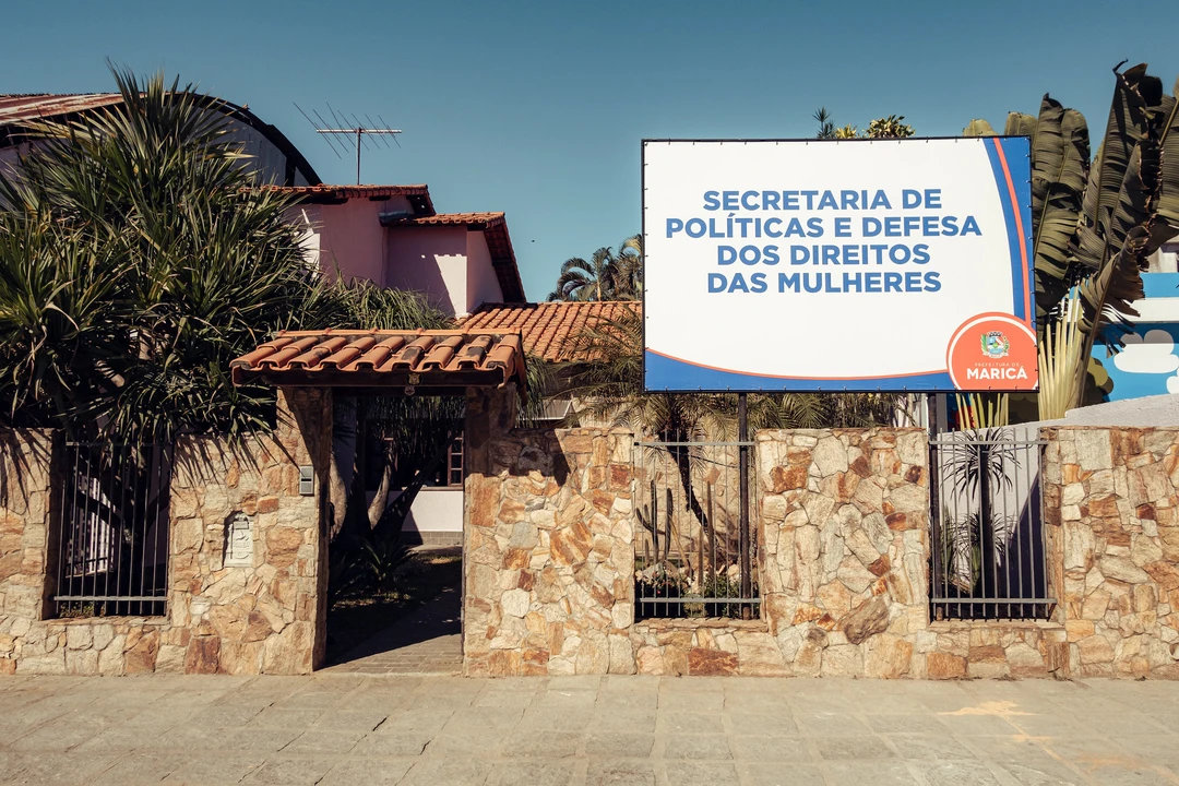 Mulheres recebendo serviços de beleza e assistência psicológica durante a ação social na Casa da Mulher, em Maricá
