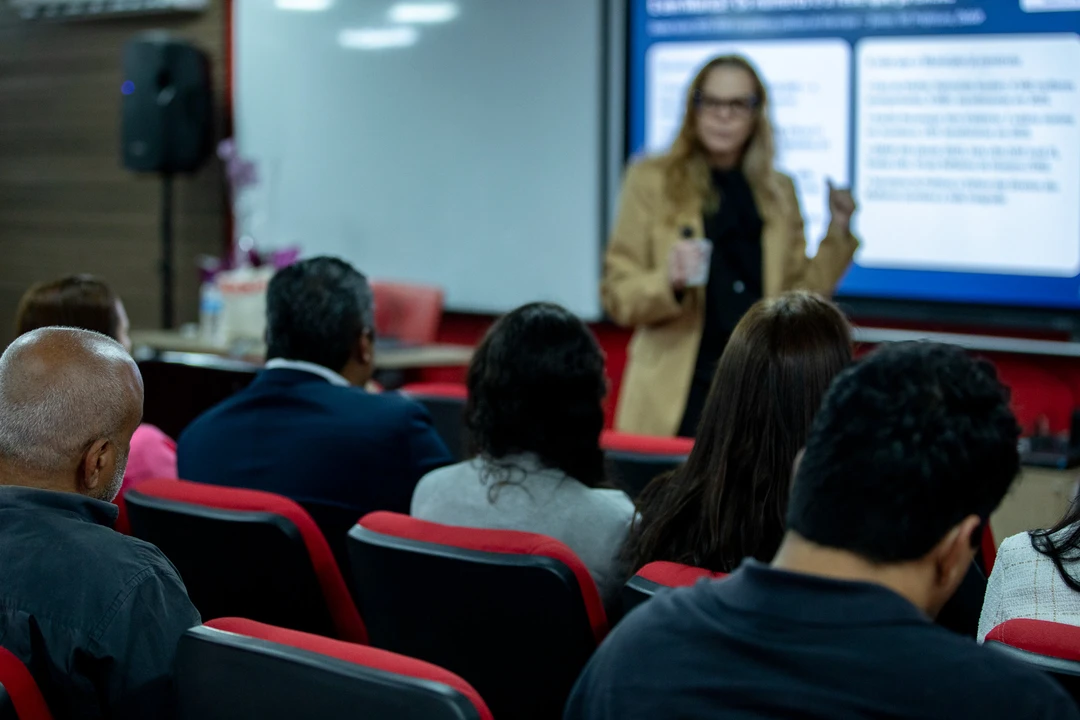 Imagem da palestra sobre violência de gênero e assédio realizada na Prefeitura de Maricá, capturada por Joyce Oliveira