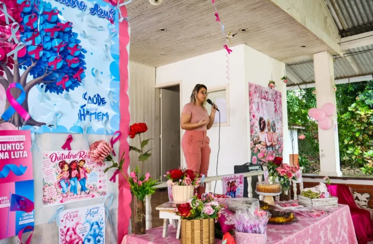 Assistente social Girlene Paiva fala durante a palestra sobre prevenção do câncer de mama e próstata no Abrigo de Ubatiba, Maricá