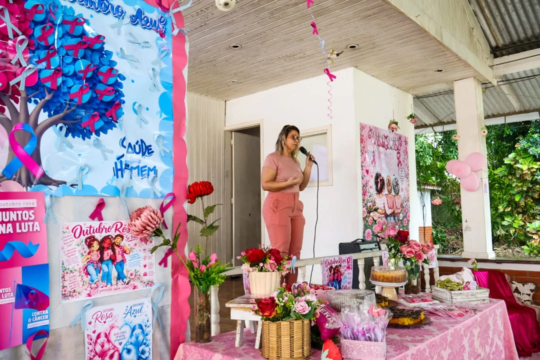 Assistente social Girlene Paiva fala durante a palestra sobre prevenção do câncer de mama e próstata no Abrigo de Ubatiba, Maricá