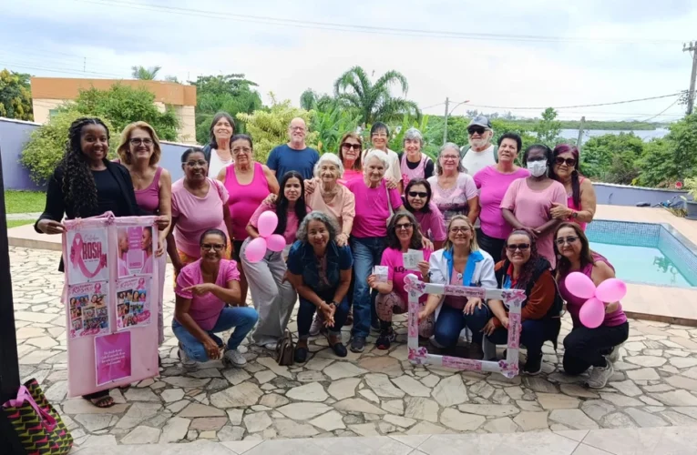 Enfermeira Rebeca Maria conduz palestra sobre prevenção do câncer de mama nas Casas da Terceira Idade de Santa Paula, Maricá