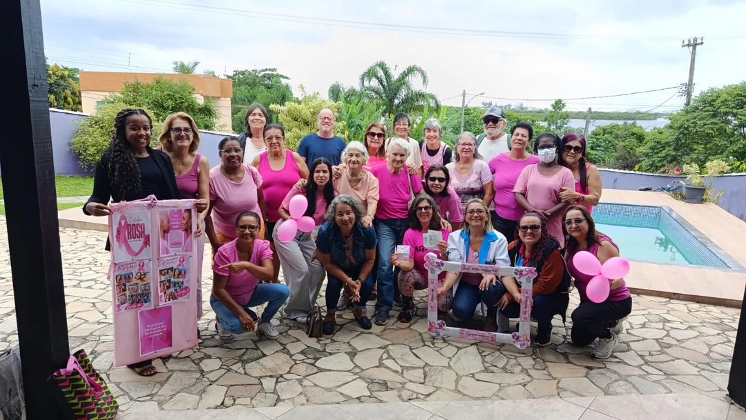 Enfermeira Rebeca Maria conduz palestra sobre prevenção do câncer de mama nas Casas da Terceira Idade de Santa Paula, Maricá