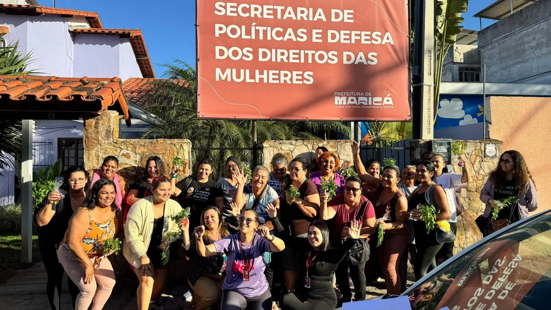 Participantes do sexto encontro do Desafio Musas praticando atividades físicas na sede da Secretaria de Políticas e Defesa dos Direitos das Mulheres em Maricá
