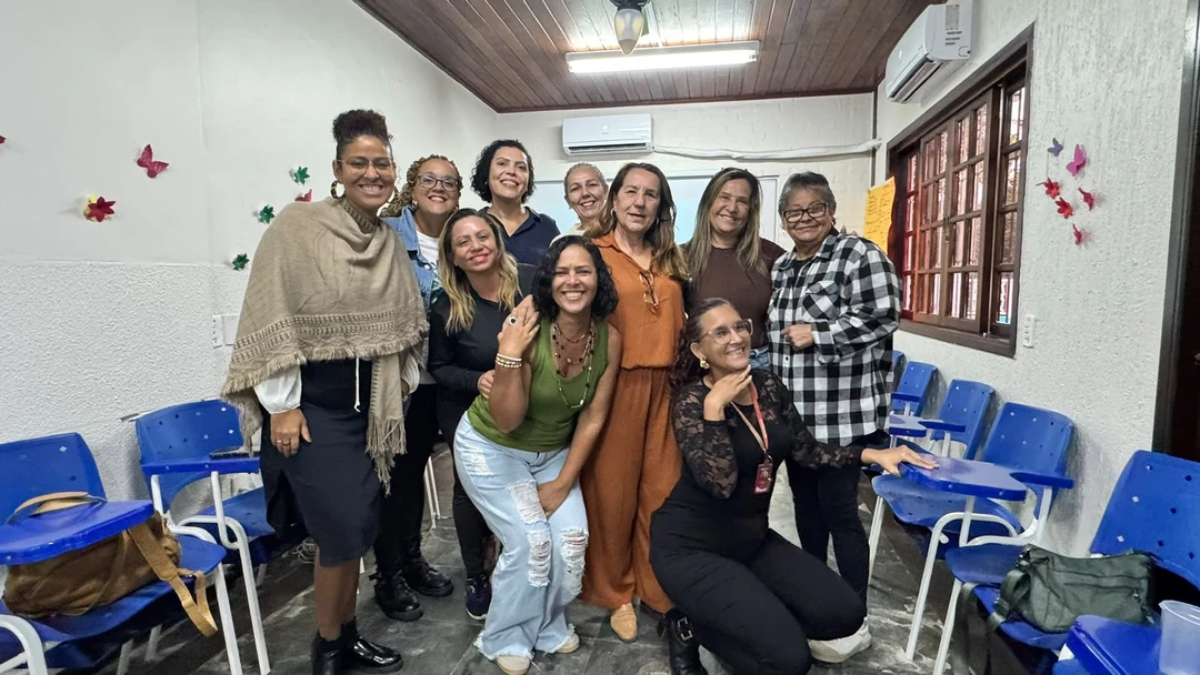 Pedagoga Claudia Garcia conduz workshop sobre gestão do tempo para mulheres na Prefeitura de Maricá