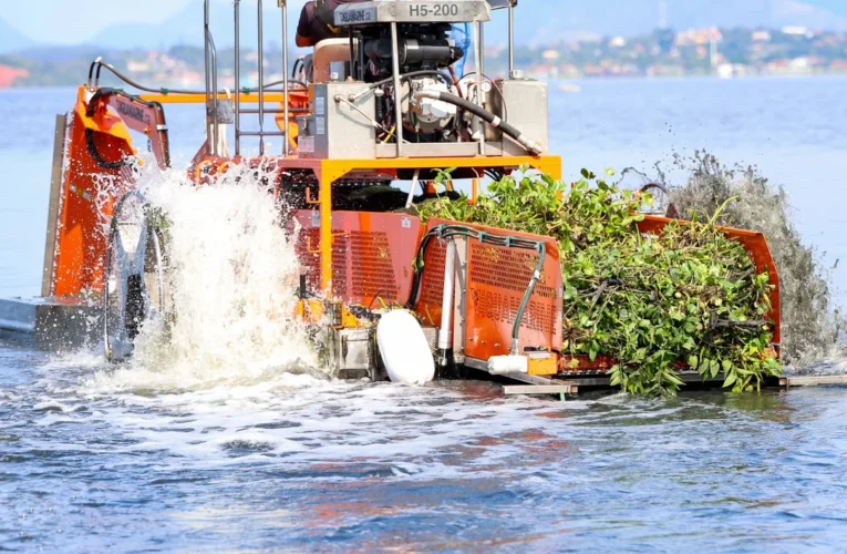 Prefeitura de Maricá usa colheitadeiras aquáticas para intensificar limpeza de rios e lagoas