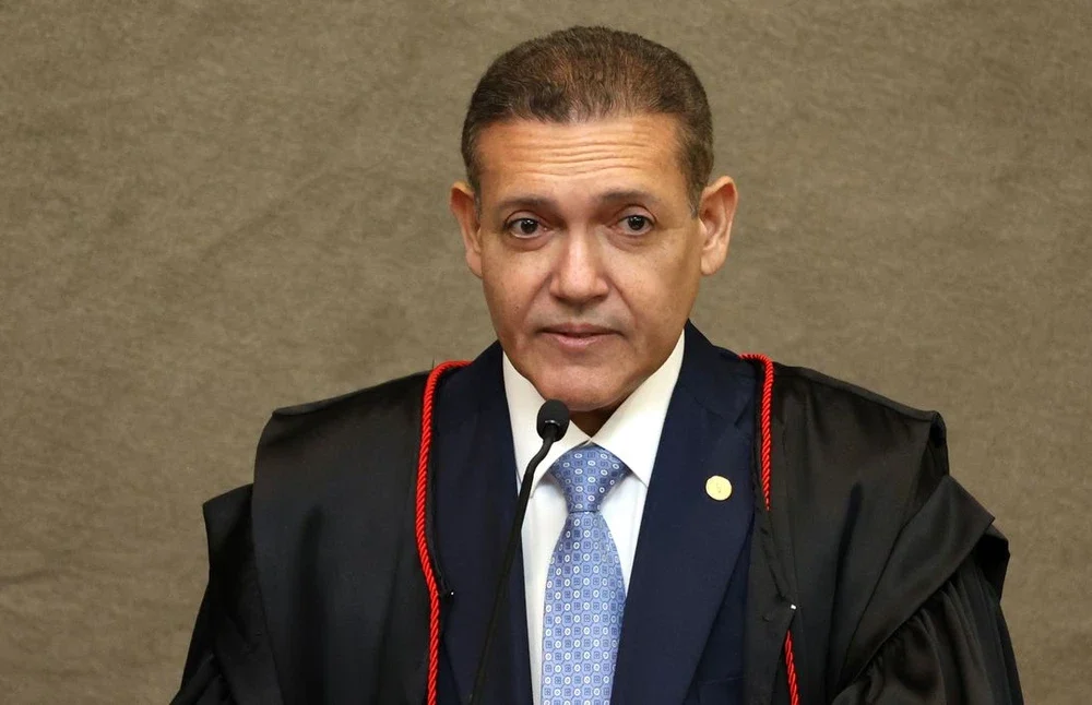 Presidente do Tribunal Superior Eleitoral Kassio Nunes Marques assinando ordem de suspensão do jornal do Sindipetro