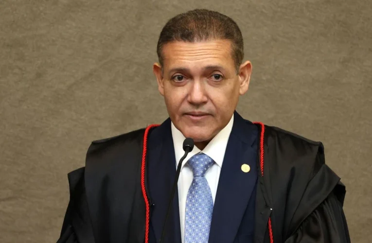 Presidente do TSE determina bloqueio de jornal do Sindipetro após denúncia da campanha de Flávio Bolsonaro